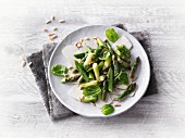Spargel-Basilikum-Salat mit Räuchertofu