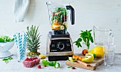 Smoothie-Fasten: Mixer mit Obst und Gemüse, Wasser und Kräuter