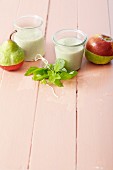 Apple and pear smoothies with lemon balm