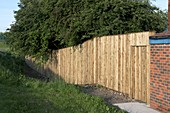 Noise-reducing fence