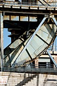 Cantilever bridge mechanism