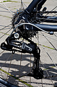 Rear-wheel gear mechanism on bicycle