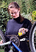 Oiling a bicycle chain