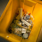 Clinical waste bin