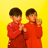 4 year old identical twin girls eating healthily