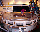 Polishing of a telescope mirror for use in the MMT