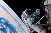 Astronaut Scott Parazynski performs a spacewalk