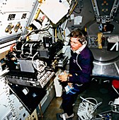 Ulrich Walter with fluid physics expt. Spacelab D2