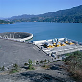 Water reservoir and dam