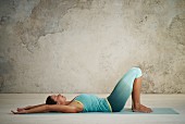 Uddiyana-Bandha cycle – Step 3: breathe out and drawn your stomach in (detox yoga)