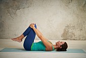 Apanasana, Schritt 2: Einatmen und Knie vom Körper weg, Arme ausgestreckt (Detox-Yoga)