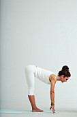 Vorwärtsbeugen, Schritt 2: Oberkörper anheben, Rücken gerade und Fingerspitzen am Boden (Power-Yoga)