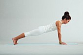 Plank and chaturanga – Step 1: bring your body in a straight line (power yoga)