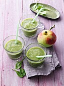 Green smoothies with apple and lamb's lettuce