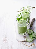 Spicy Thai curry smoothie with cucumber and lamb's lettuce