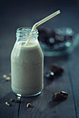 Date and pine nut smoothie