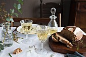 Gedeckter Tisch mit Brotsuppe, Brot und Wein
