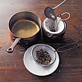 Andorn-Wein (nach Hildegard von Bingen) durch einen Teesieb gießen