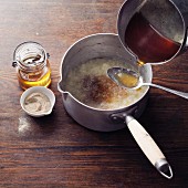 Bärwurz-Birnen-Honig nach Hildegard von Bingen zubereiten: Birnenmus unter den Honig rühren