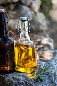 Olivenöl in Flasche auf Steinmauer