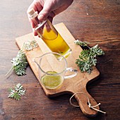 Wermut-Öl nach Hildegard von Bingen zubereiten: Wermutsaft und Olivenöl mischen