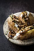 Backkartoffeln mit Pilzen