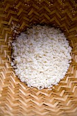 Gekochter Reis in Korbschale (Asien)