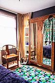 Alter Holzstuhl und antiker Kleiderschrank im Schlafzimmer