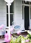 Korbstuhl auf der Veranda eines Viktorianischen Hauses