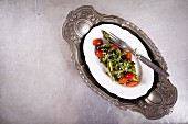 Grüner Spargelsalat mit Tomaten, Thymian und Balsamico