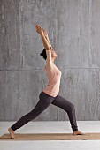 Krieger (Yoga), Schritt 2: Vorderes Knie beugen