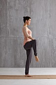 Standing single leg balance (pilates) – Step 2: leg to the side