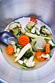 Thai-Suppe mit frischem Gemüse
