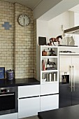 Küche mit glasierten Backsteinen und moderner Küchenzeile
