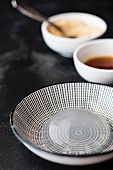Mizu Shingen Mochi (Regentropfen-Kuchen aus Japan) auf schwarz-weißem Teller
