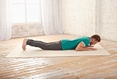 Lower arm support – Step 1: lie on your front, arms bent