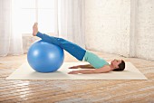 Slanted level with knee bend – Step 1: lie on back, legs on gym ball