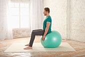 Rounding the lumbar vertebrae – Step 1: sit on a gym ball, back straight