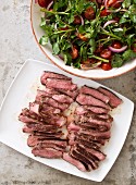 Kurzgebratenes Steak mit Brunnenkresse-Tomaten-Salat (Draufsicht)