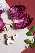 Radicchio, Champignons und frische Minze auf Schneidebrett