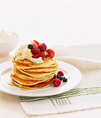 Pancakes mit Ricotta und frischen Beeren