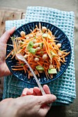 Gesunder Karottensalat mit Kichererbsen, Avocado und Zitrone