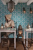 Mann trinkt Pfefferminztee in einem Café in Marrakesch (Marokko)