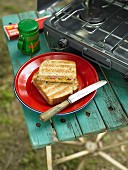 Getoastete Sandwiches mit Schinken, Käse und Tomaten fürs Camping