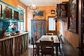 Vintage Küche mit Esstisch und ockerfarbenen Wänden