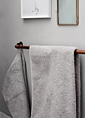 Ein Kupferrohr als Handtuchhalter an der Wand