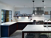 Einbauküche mit Marmor-Küchenarbeitsplatte und Kücheninsel