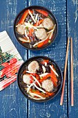 Asiatische Suppe mit Fleischbällchen, Mu-Err-Pilzen, Bambussprossen, Paprika und Reisnudeln