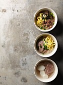Dduk Guk (Reiskuchensuppe mit Rindfleisch, Nori-Algen und Omelettbändern, Korea)