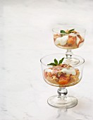 Griechisches Dessert mit Pistazienkuchen, Honig-Orangen, Butterkaramell und Rosen-Joghurt